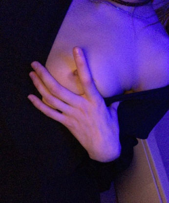 🔥 Со мной ты окунешься в мир страсти, нежности и наслаждения. У меня богатый опыт, и я знаю, как доставить тебе незабываемое удовольствие. 💋
Мое тело – настоящий шедевр природы, с размерами 90-60-90 и грудью 3-го размера. 🌟 Мои фотографии 100% реальны, и ты сразу узнаешь меня, когда я открою тебе дверь. 😉 Живу я в историческом сердце Москвы, со всеми удобствами для нашего безмятежного времяпрепровождения. 🏢
У меня есть шикарный выбор взрывных программ – от классики до экзотики. Я останусь для тебя покорной и нежной, а может быть, стану страстной и дикой кошечкой. Мой уютный уголок – паркет, камин и шелковые простыни. Здесь мы сможем осуществить все твои тайные желания. 💫
А еще, у меня есть потрясающие отзывы от моих счастливых клиентов, которые оценили не только мою внешность, но и мое умение доставлять настоящее наслаждение. Не сомневайся, со мной ты окажешься в надежных руках. 🌹
Не теряй времени, мой дорогой, я жду тебя в Москве. Хочешь побаловать себя незабываемым приключением? Пиши мне прямо сейчас, и сделаем нашу встречу сказочной. 💫 Дина